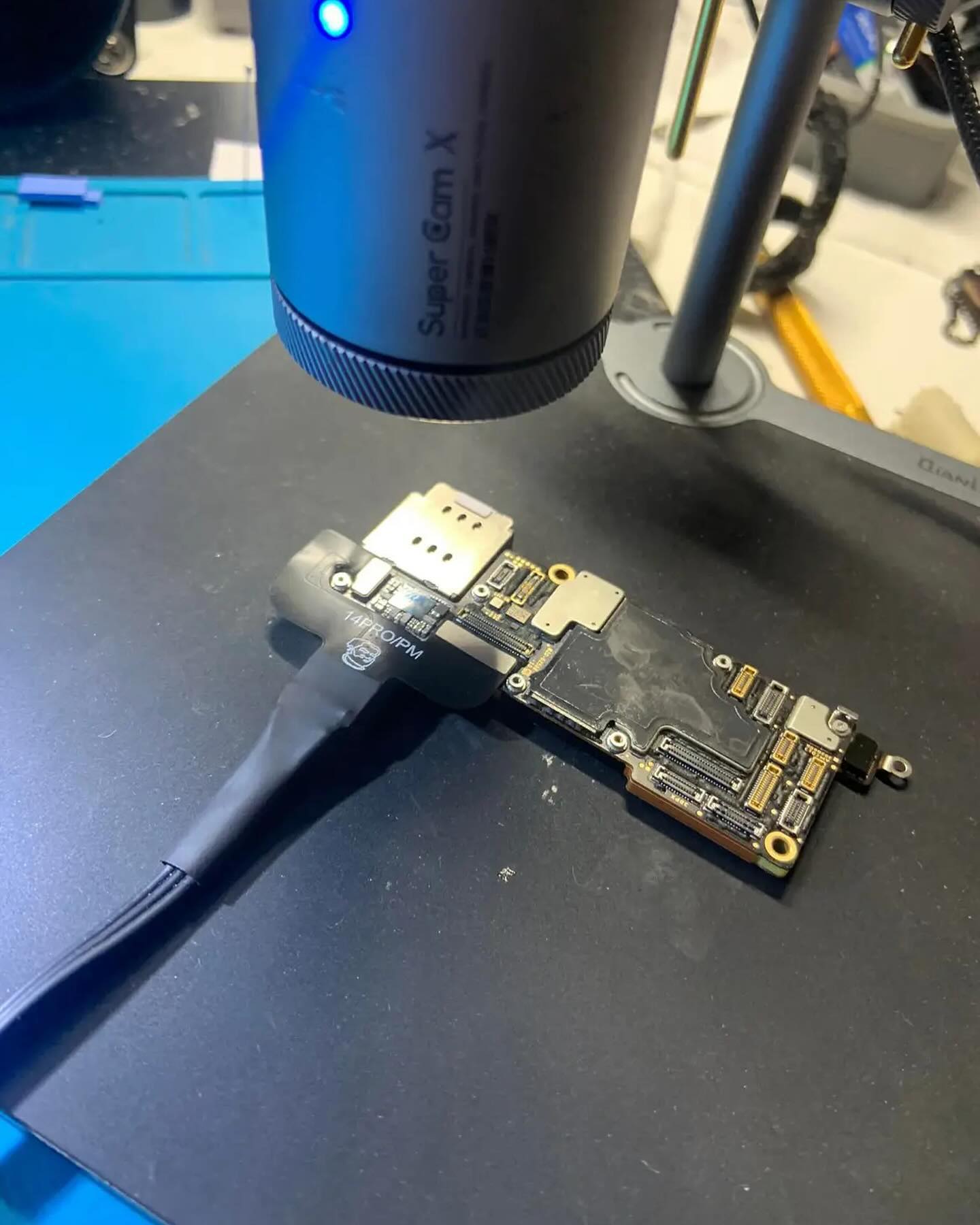 Scheda madre iPhone 14 Pro Max al microscopio Super6om X